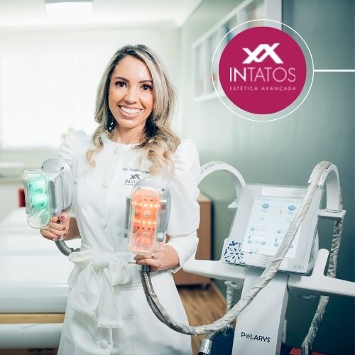 Doutora Samara Mostrando o Equipamento de Criolipólise