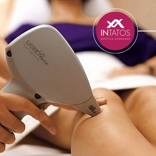 Realizando a Aplicação da Depilação a Lazer Feminina na Perna