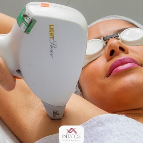 Realizando a Aplicação da Depilação a Lazer Feminina na Axila